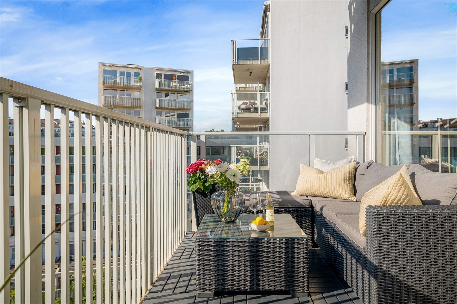 Nyt ettermiddagssolen! Nærområdet byr på alt fra kaféer og restauranter til vakre turstier langs Akerselva. Galleribilde