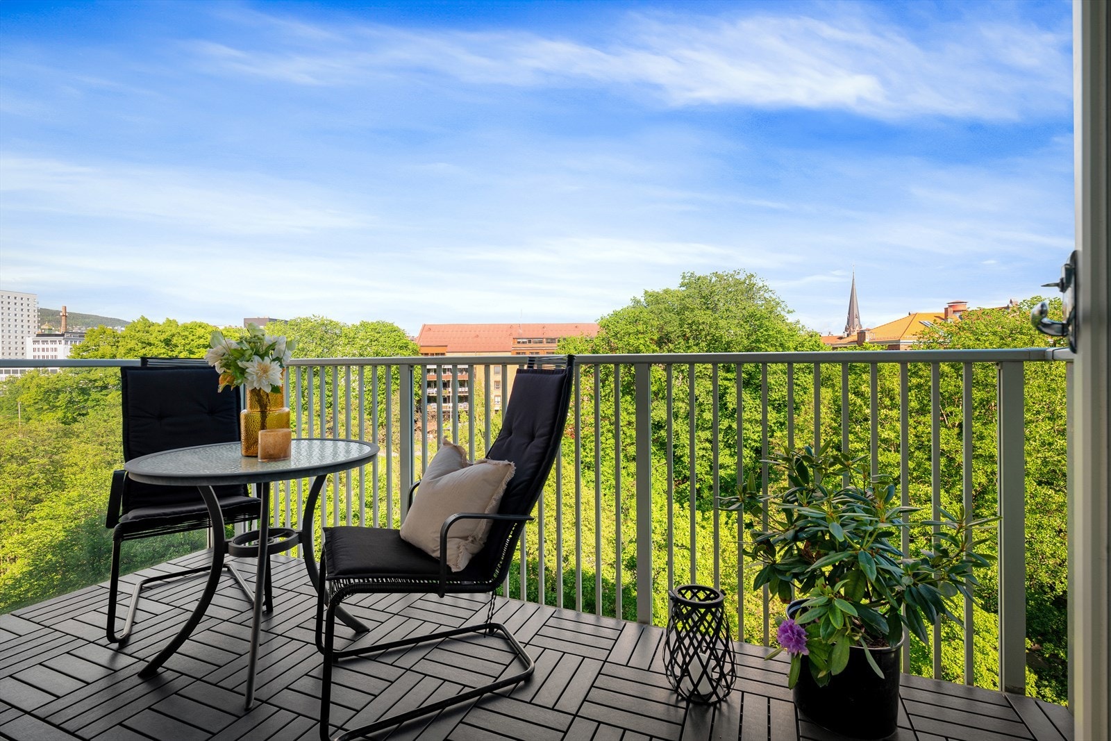 Den østvendte balkongen på 7,6 kvm gir en herlig plass å nyte dagens første solstråler. Galleribilde