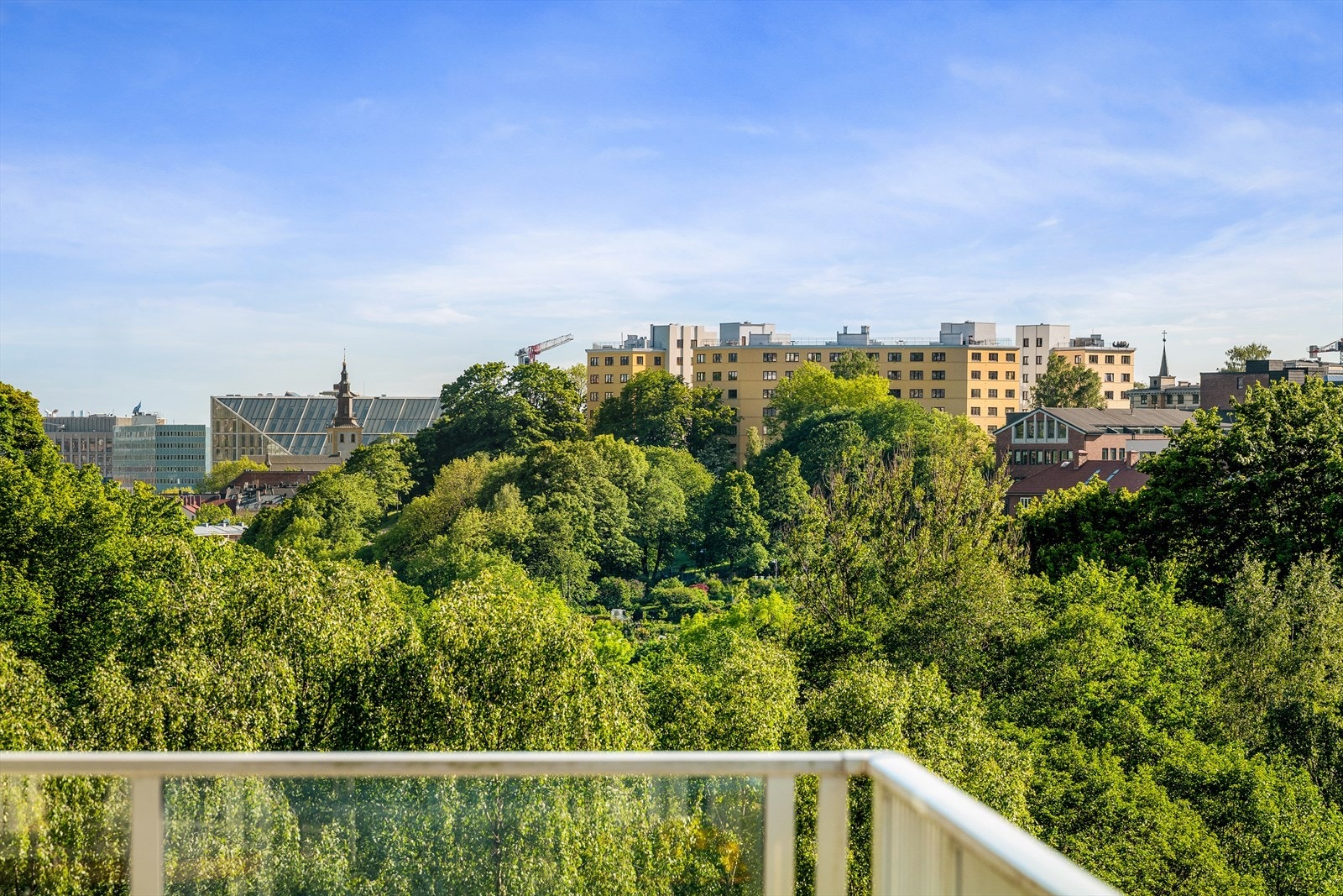 Balkongen byr på flott utsyn og hyggelige omgivelser. Galleribilde