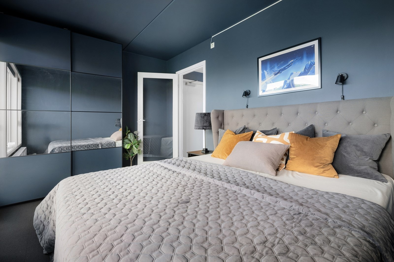 Soverommet byr på plass til både dobbeltseng og garderobe, teppet over parketten gir en myk og varm start på dagen. Galleribilde