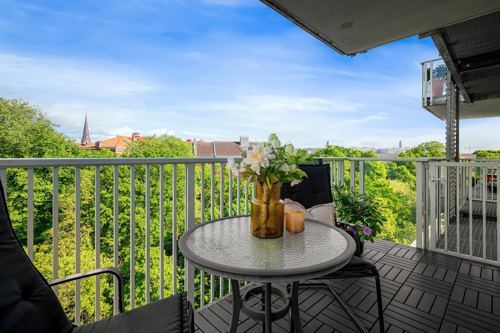 Fra balkongen har du vakker utsikt mot det grønne langs Akerselva. Galleribilde