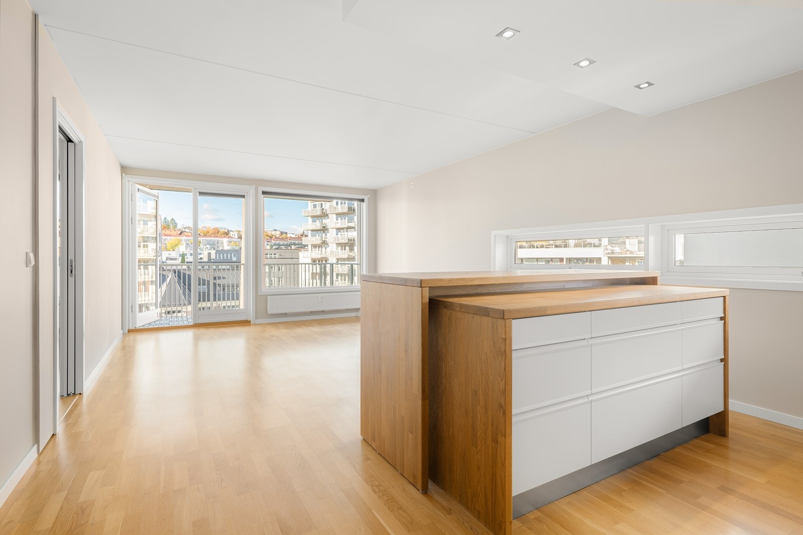 Åpen løsning mellom kjøkken og stue gir en god romfølelse. Galleribilde