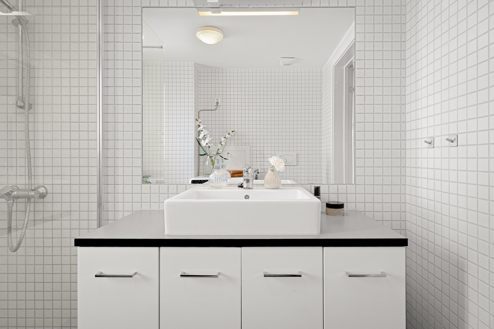 Servant på benkeplate med skap under gir både stil og god oppbevaring. Galleribilde