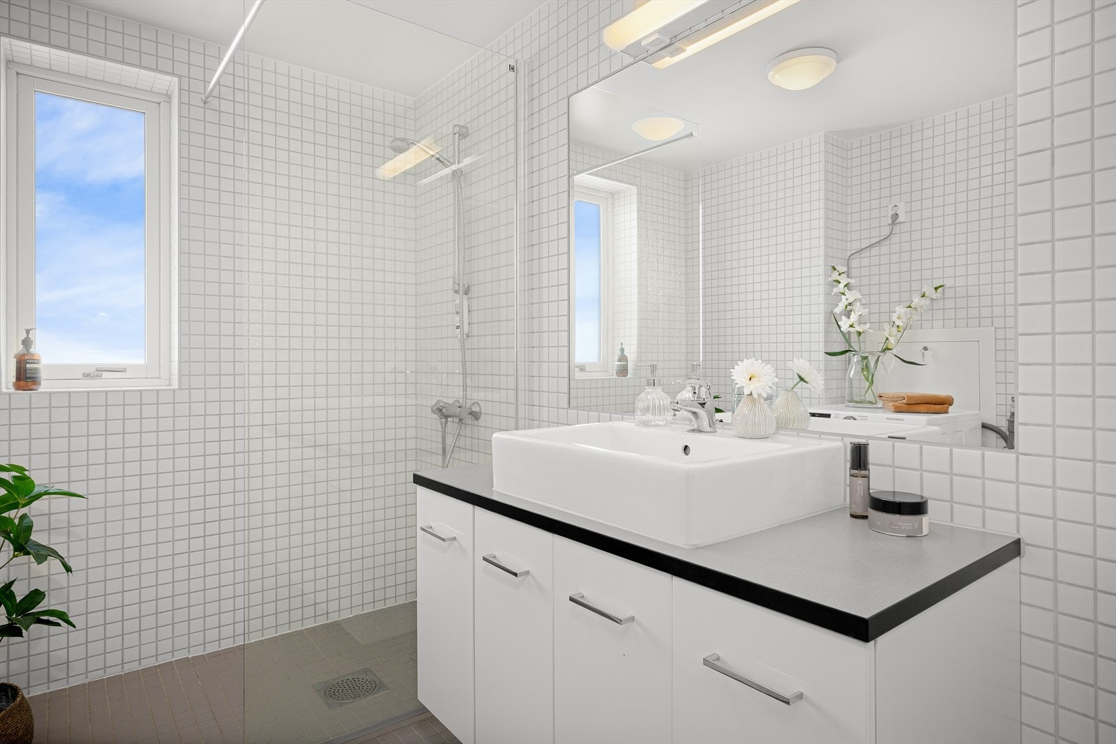 Behagelig gulvvarme og opplegg for vaskemaskin gjør badet både lunt og funksjonelt. Galleribilde