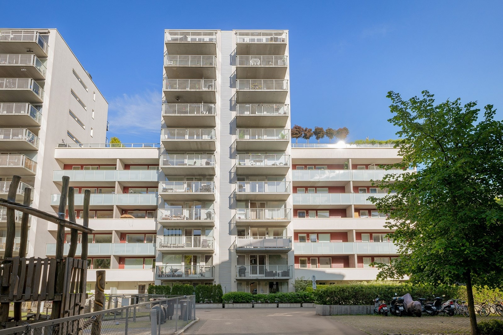 Velholdt bygård med attraktiv beliggenhet ved Waldemars Hage like ved Akerselva. Galleribilde