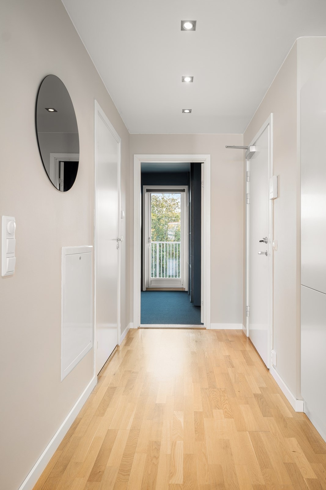 Fra gangen er det adkomst til både hovedsoverommet med balkong og badet. Galleribilde