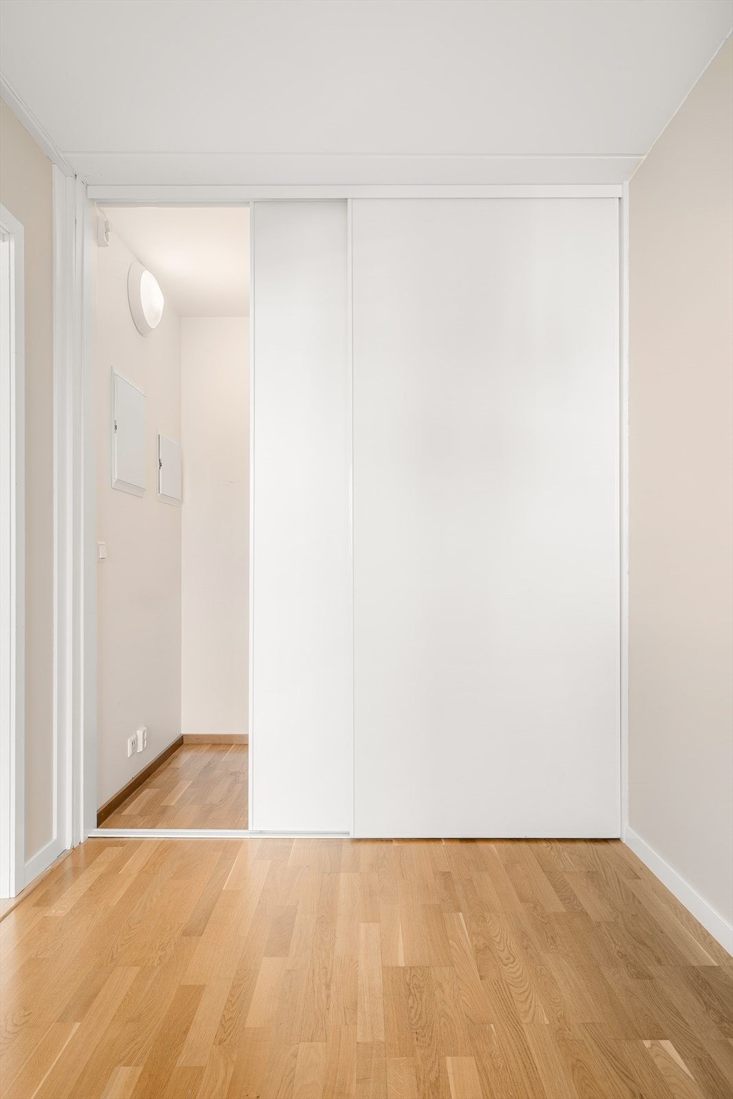 Gjesterommet har skyvedørsgarderobe som gir rikelig oppbevaring, og har til nå vært brukt som en praktisk bod. Galleribilde