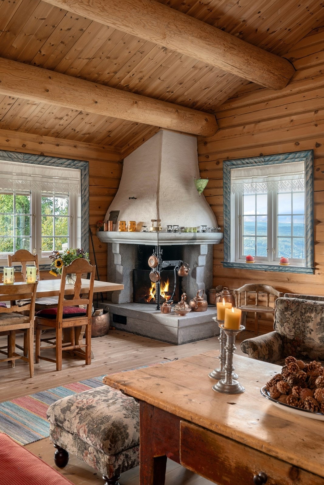 Den flotte, åpne peisen er et blikkfang i rommet! Galleribilde