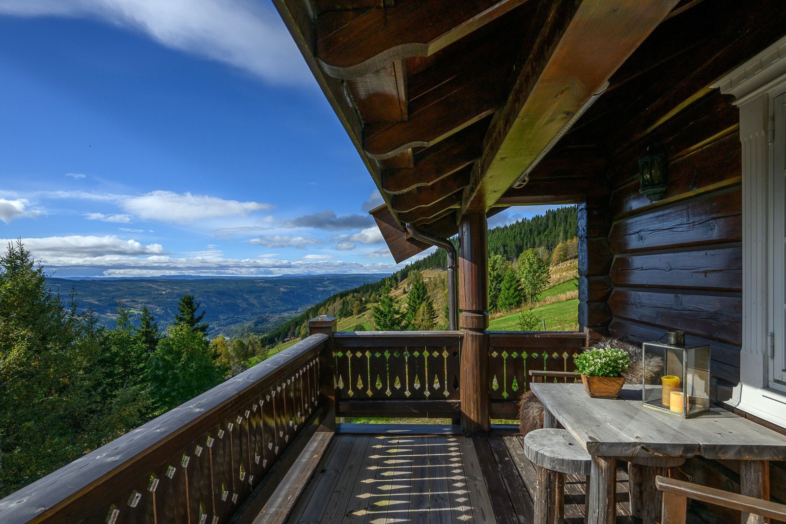 Delvis overbygd veranda med nydelig utsikt oppover Gudbrandsdalen. Galleribilde