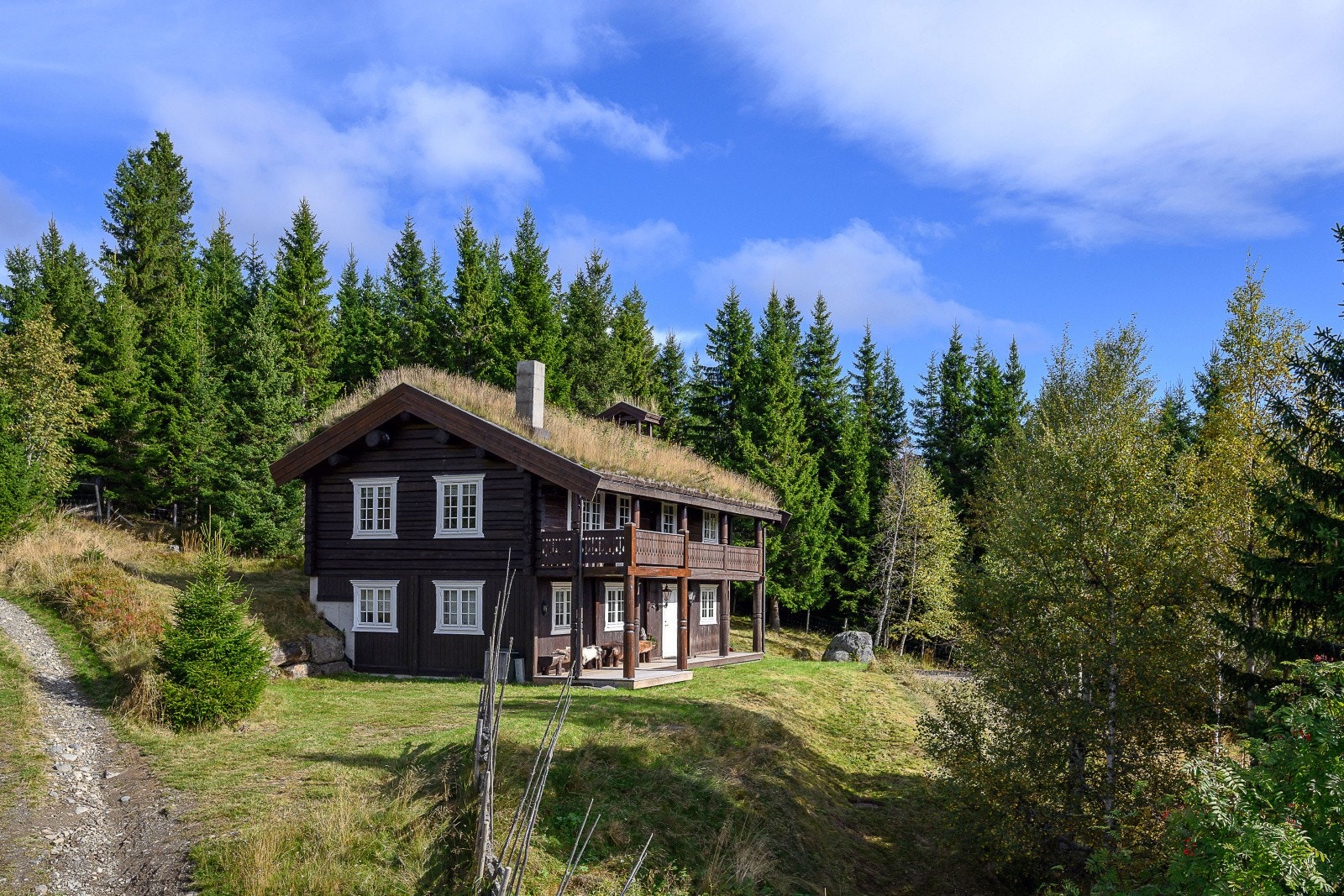 Nordbygdsvegen 634 ligger landlig og fredelig til i Øyer, med fin utsikt over dalen og kort vei til både natur og aktiviteter. Galleribilde