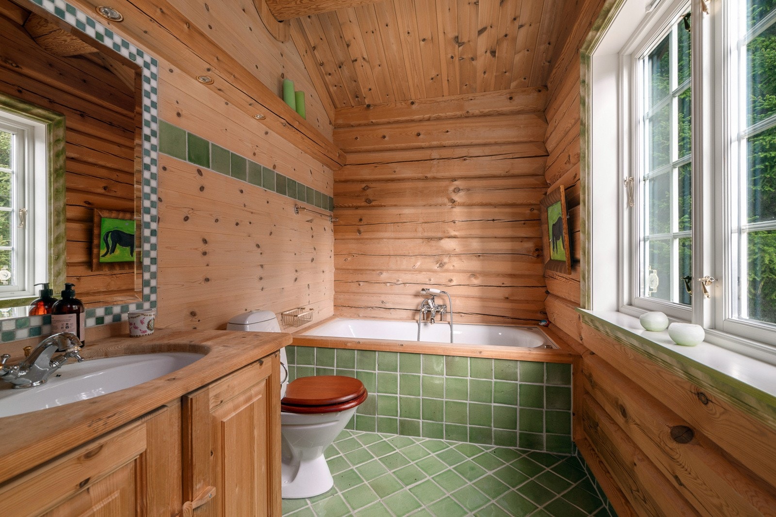 Badet i 1. etasje/hovedetasjen har innredning med nedfelt servant, gulvmontert toalett og innebygd badekar. Flislagt gulv m/varmekabler. Galleribilde