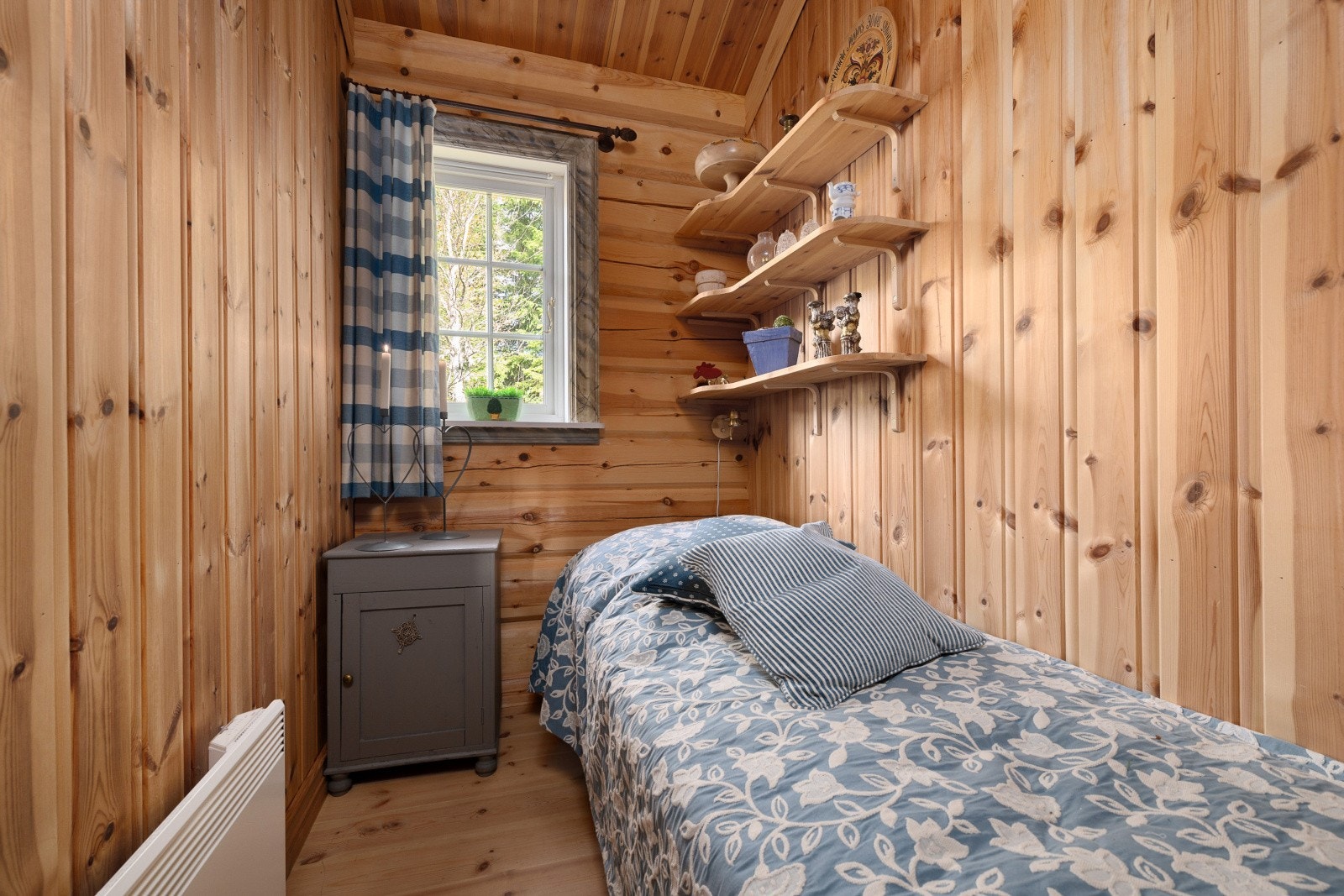 Soverom 2 er møblert med enkeltseng. Galleribilde