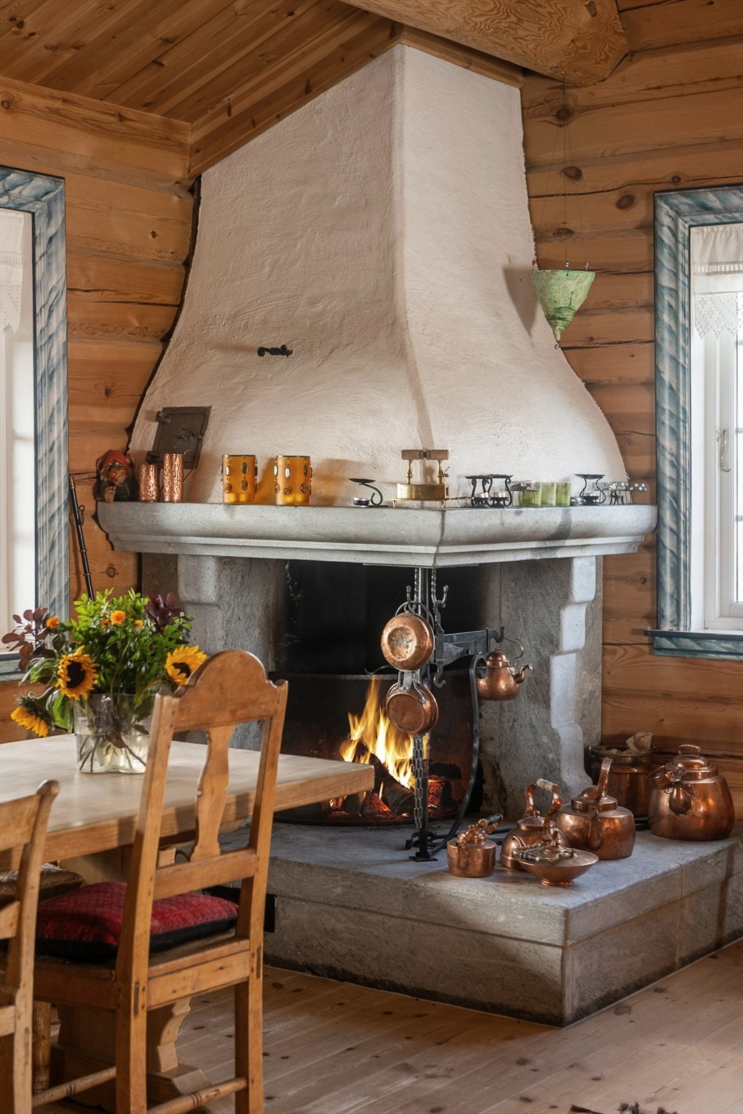 Fyr i peisen gir en ekstra behagelig tilværelse! Øvrig oppvarming er elektrisitet med varmekabler og evt. panelovner. Galleribilde