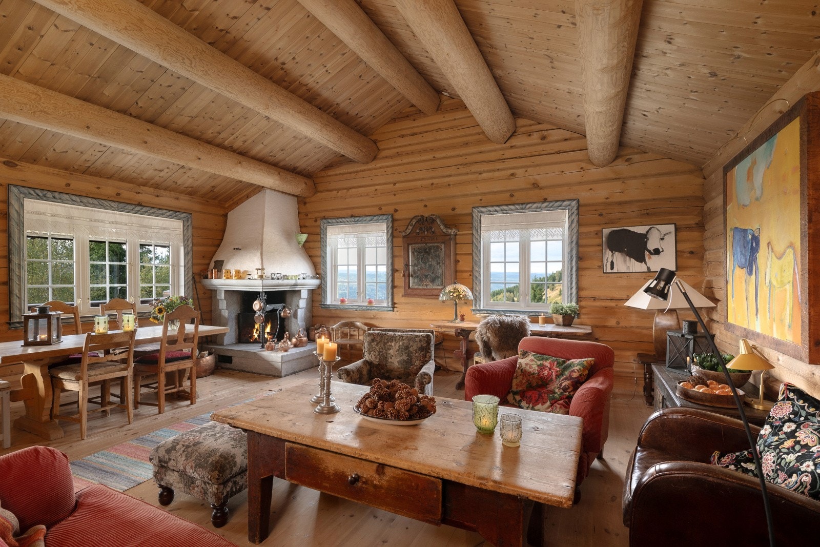 Innholdsrik tømmerhytte med mye sjarm, oppført i 2002, gjennomgående god standard. To fulle etasjer. Galleribilde