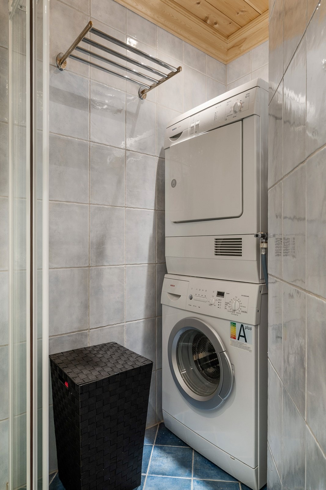 Flislagt gulv med varmekabler, fliser på vegger og panel i himlingen. Galleribilde