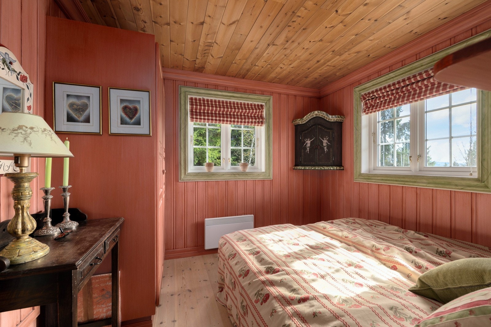 Det finnes innebygde garderobeskap på fem av soverommene. Galleribilde