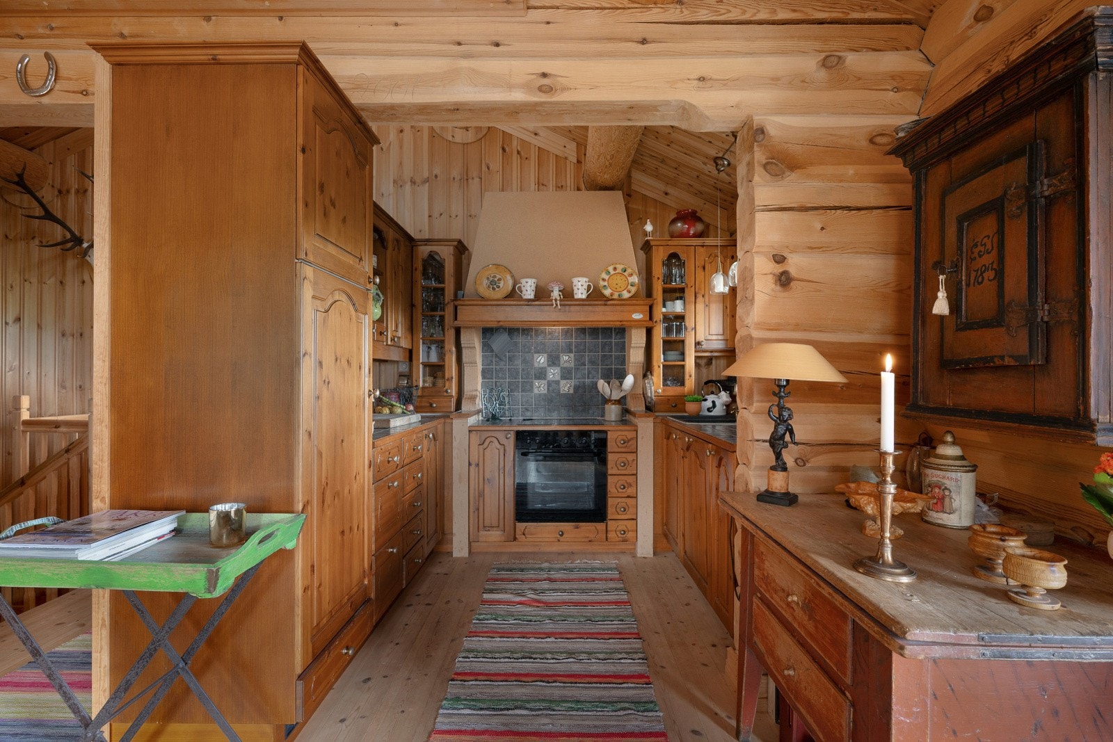 Hyggelig kjøkken med innredning med profilerte fronter og flislagt benkeplate. Galleribilde