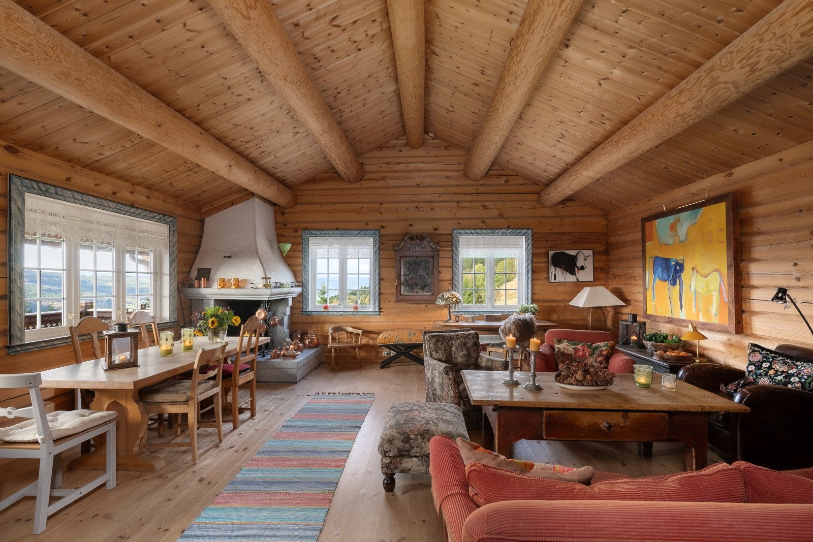 Luftig og åpen stue i hyttens hovedetasje. Galleribilde