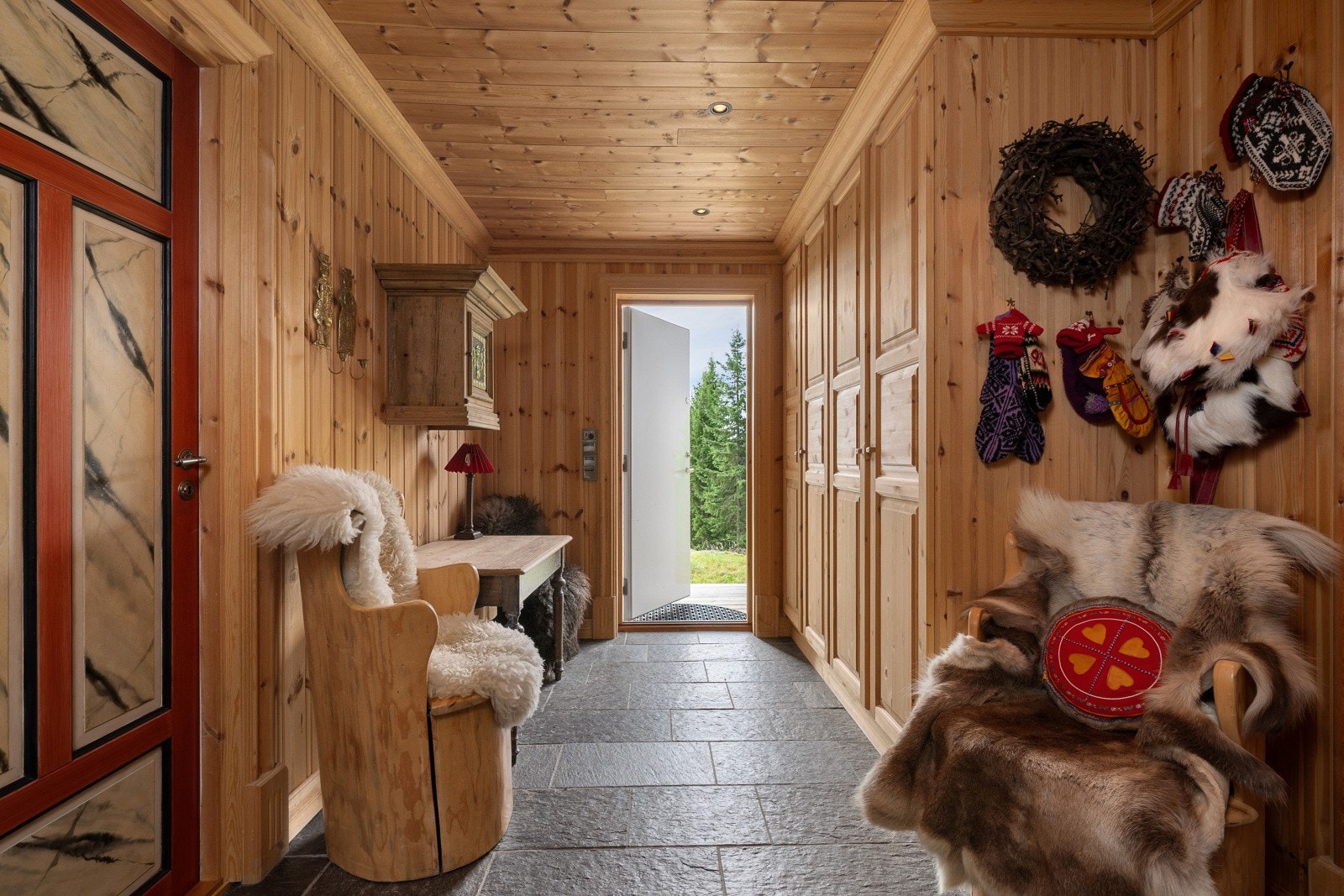 Hall med stort, innebygd garderobeskap. Galleribilde