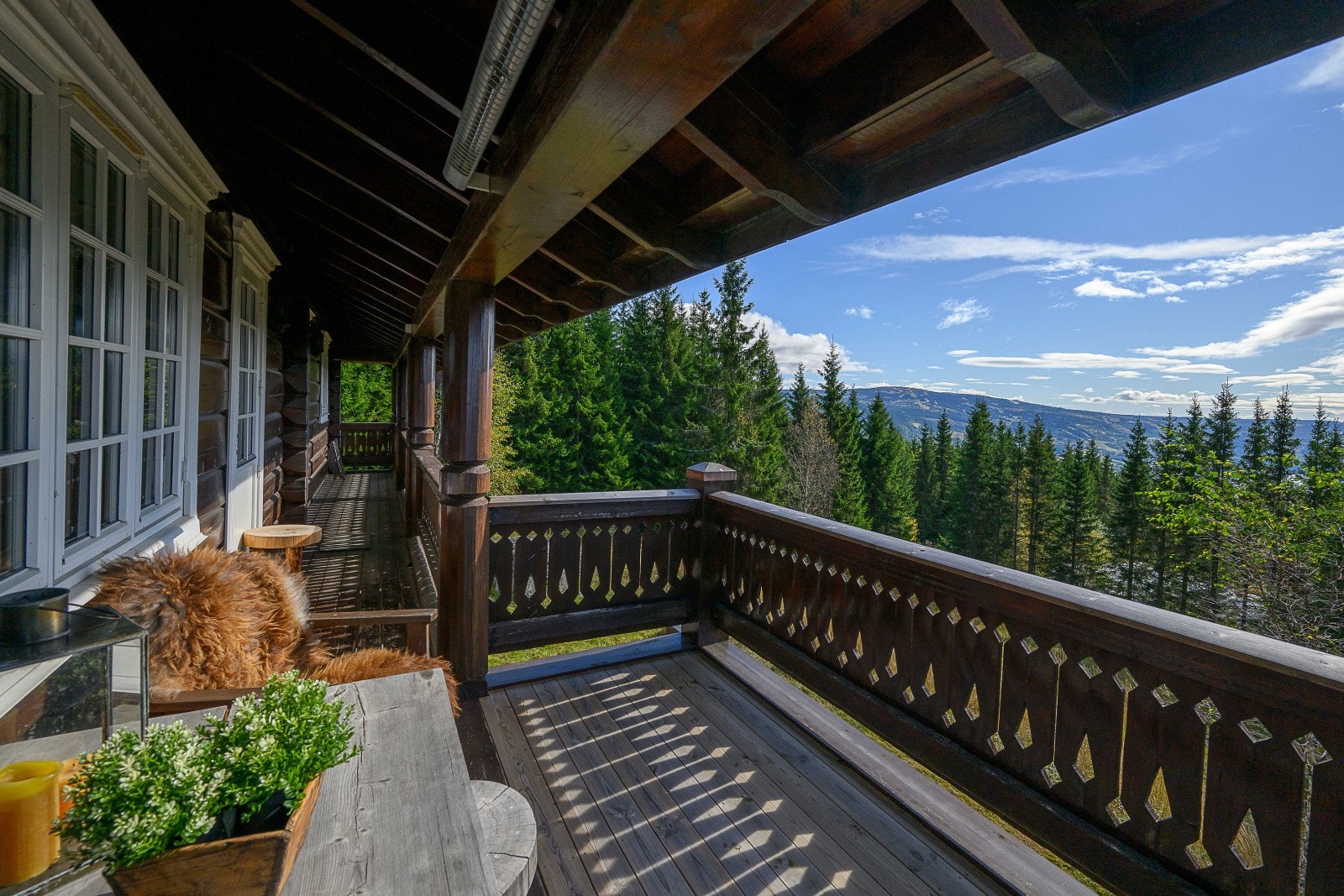Fra eiendommen har man utsikt mot bl.a. Hafjell. Det er ingen naboer i umiddelbar nærhet. Galleribilde