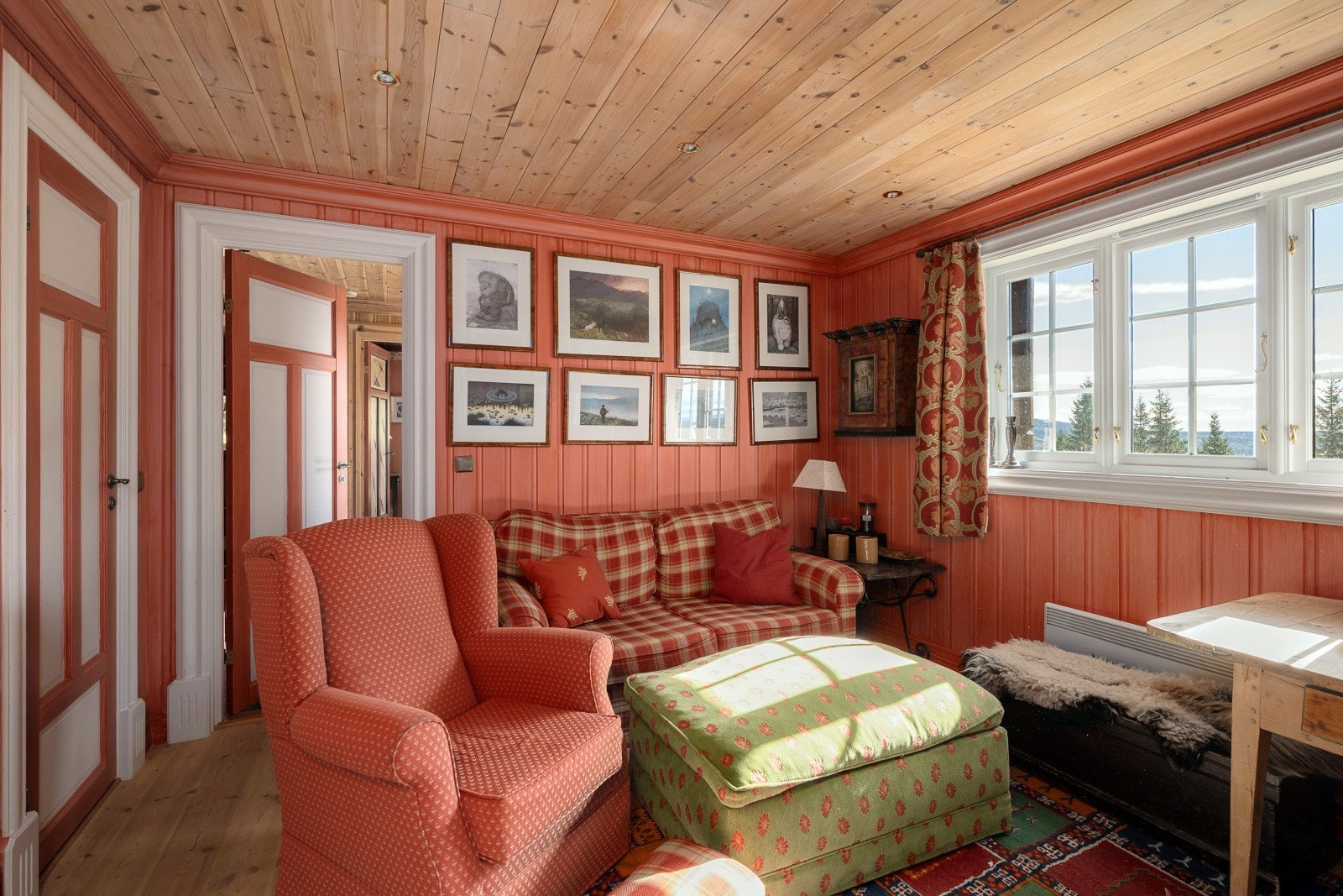 Stuen i underetasjen er et rom med flere bruksmuligheter. Galleribilde