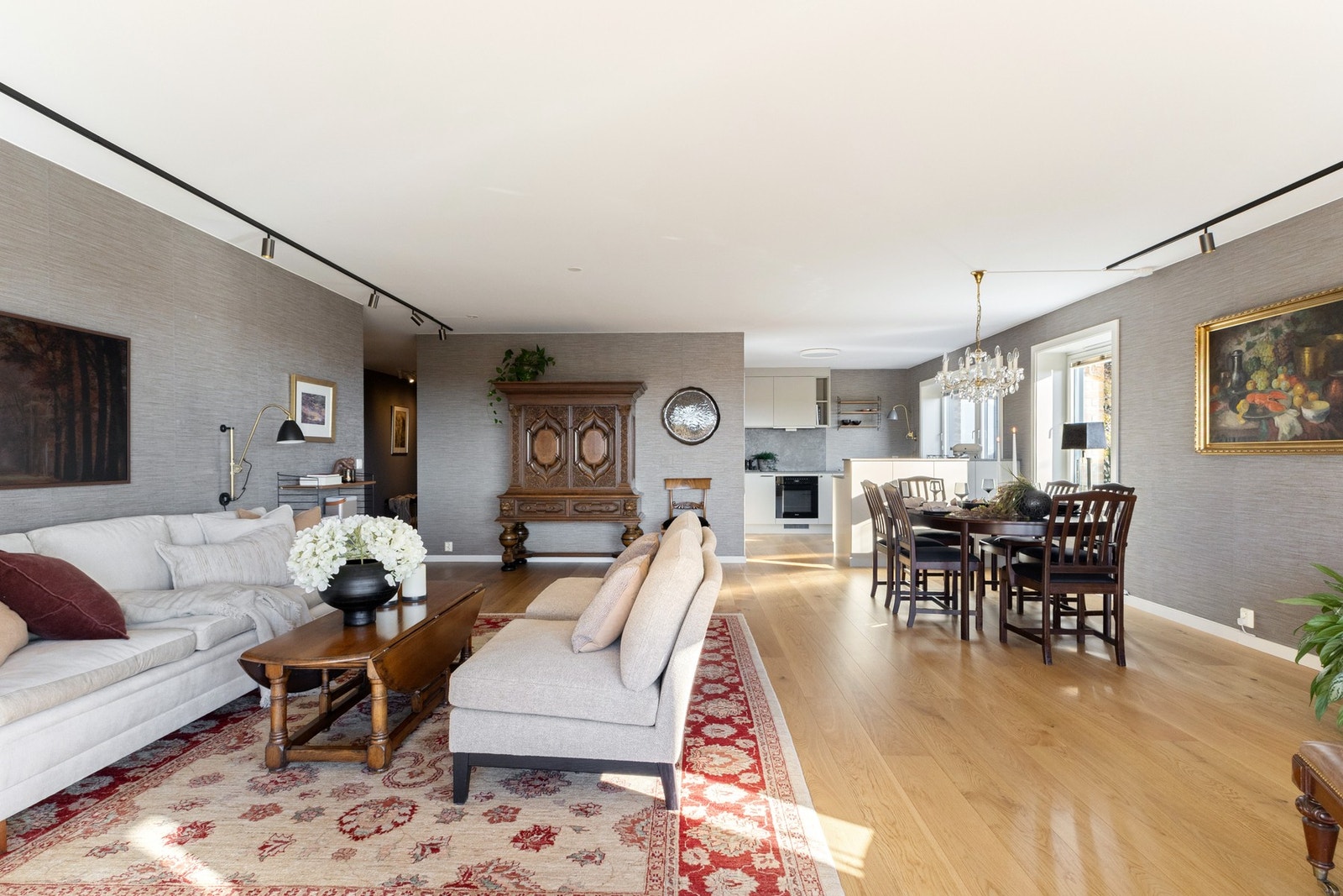 Boligen er en av planløsningene med alle vinduer over bakkenivå, og dermed en flott åpen stue-/kjøkkenløsning i front - og de 3 soverommene samlet i bakkant. Galleribilde