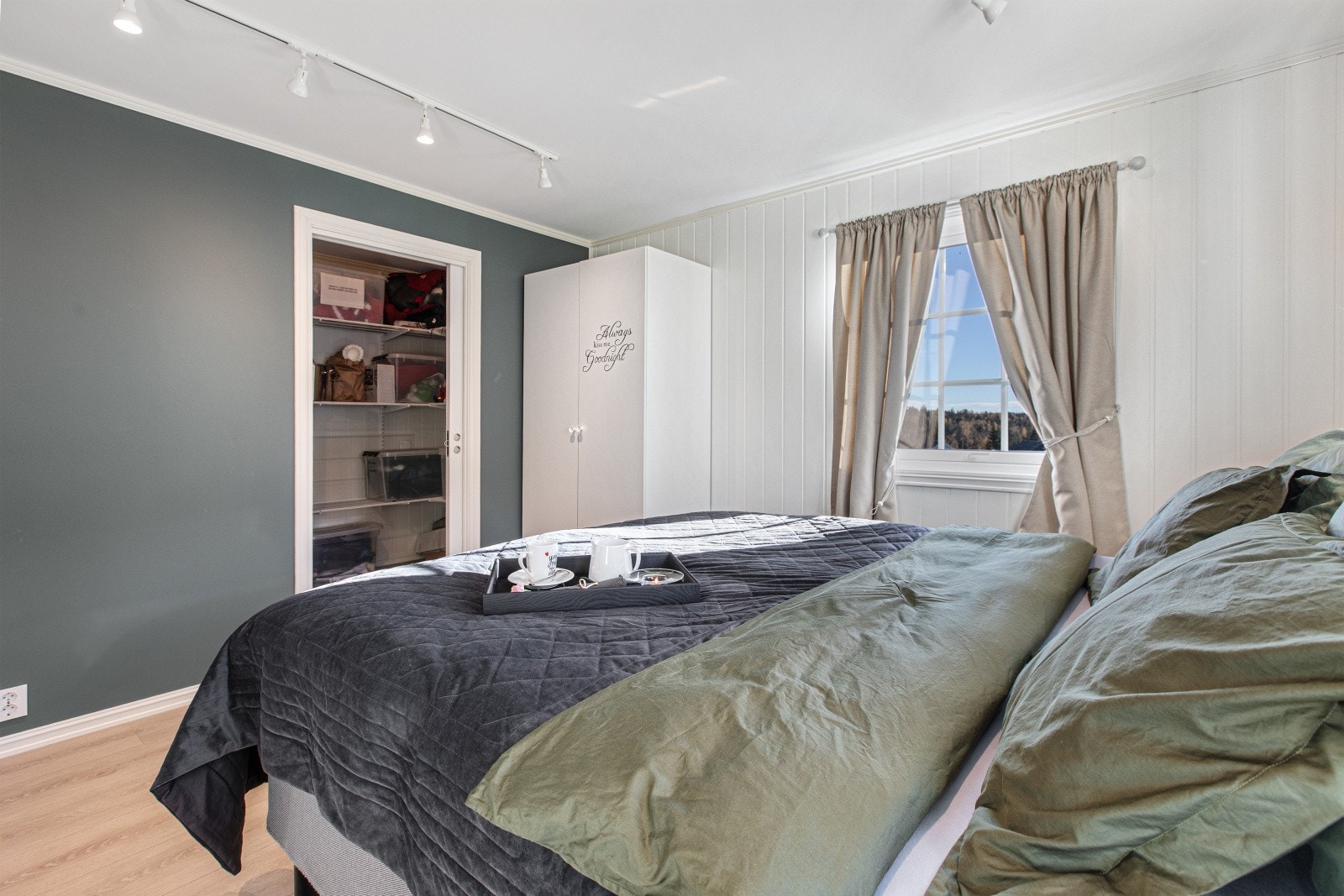 Soverommet har tilgang til separat garderobe Galleribilde