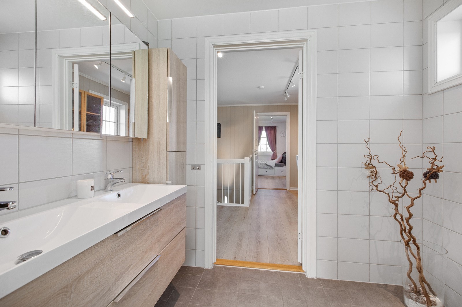 Det største badet ligger ved soverommene i andre etasje, og innbyr til velvære med tidløse farge- og
materialvalg. Galleribilde