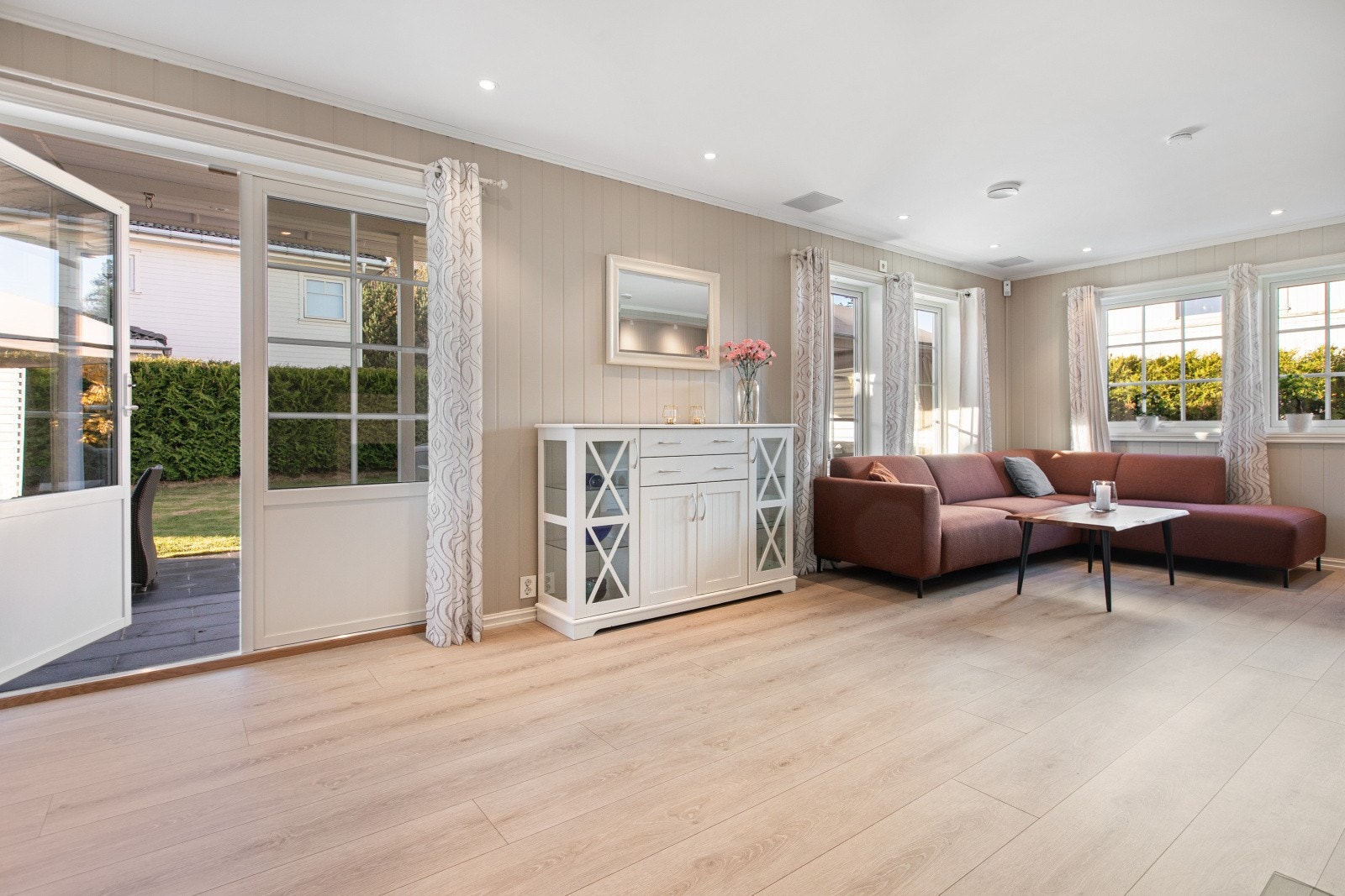 Fra stuen er det utgang til en helstøpt terrasse på 39 kvm med gode solforhold Galleribilde