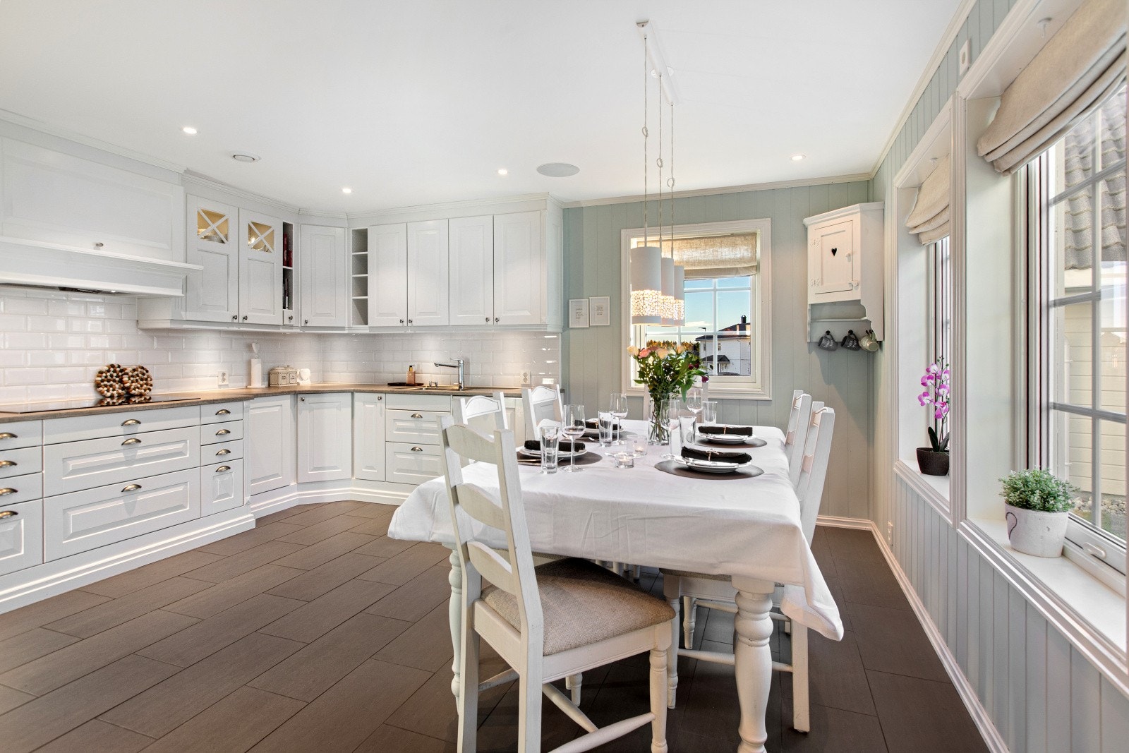 Flott påkostet Sigdal kjøkken med hvitevarer. Galleribilde