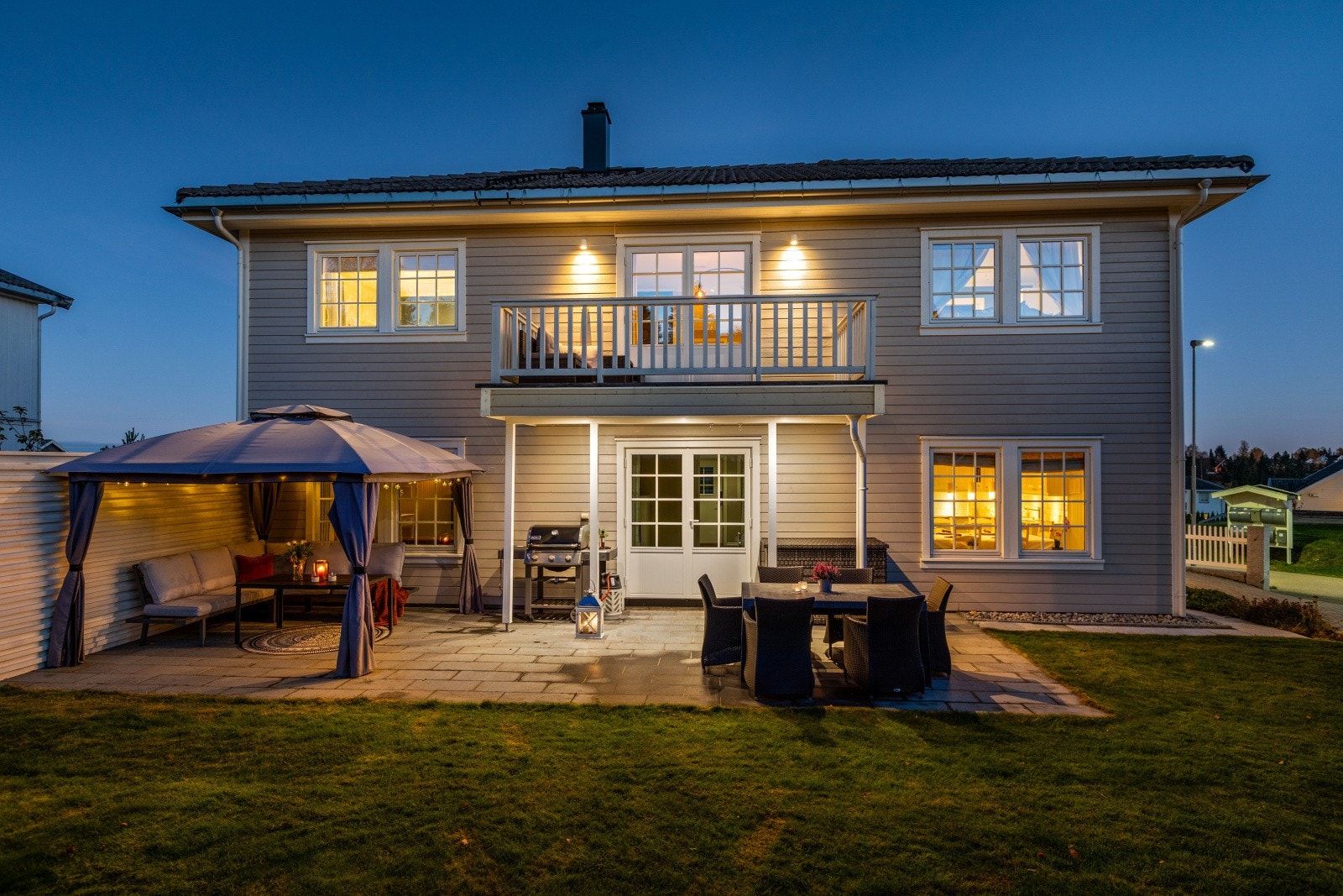 Fasade i kveldsstemning Galleribilde