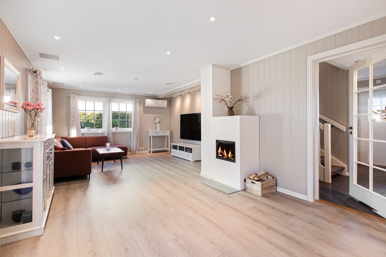 Flott innmurt peis, down-lights belysning og innebygd hjemmekinoanlegg i vegg og tak Galleribilde