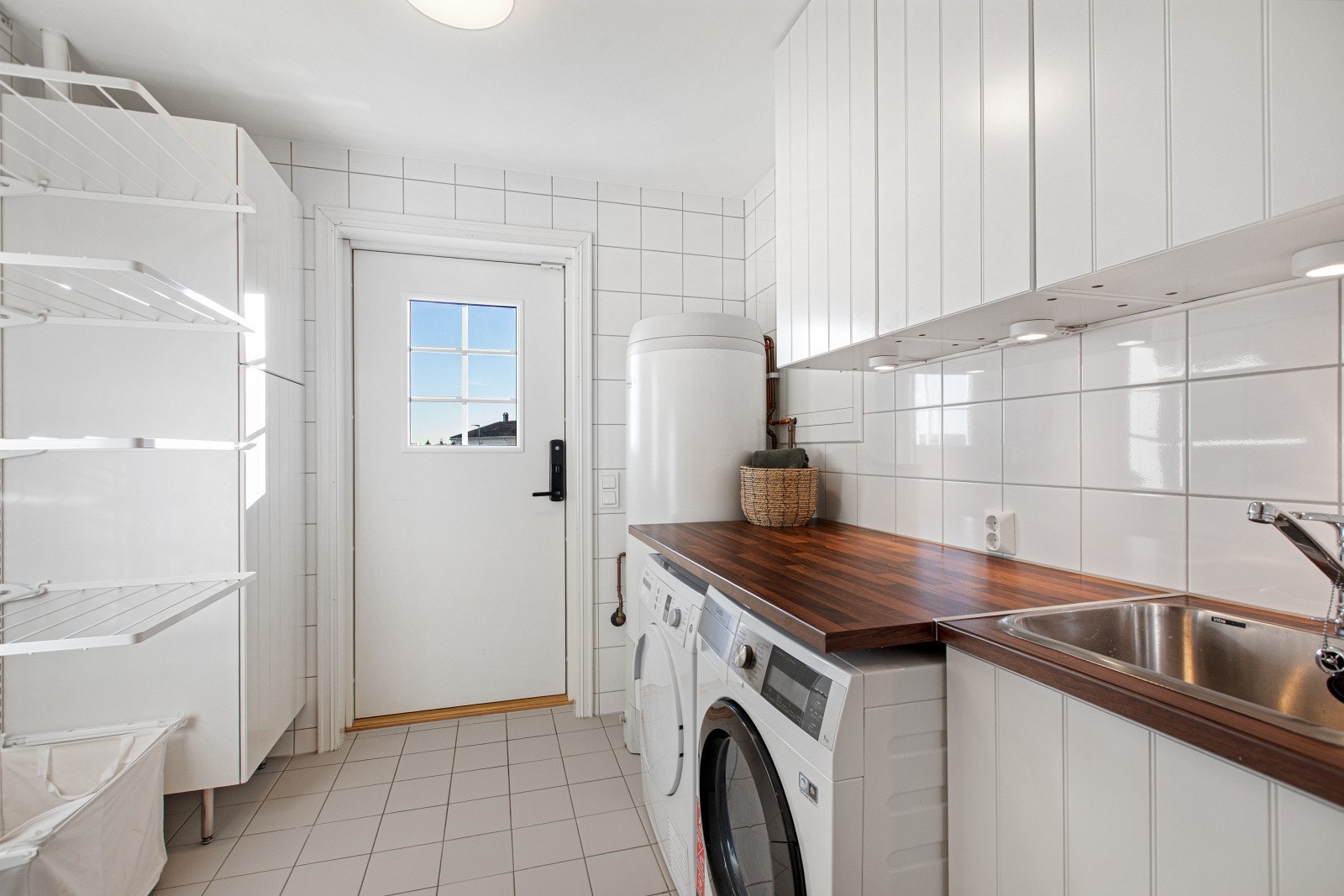 Vaskerom i første etasje har egen utgang til hagen og generelt rikt utstyrt med skap og oppbevaringsplasser. Galleribilde