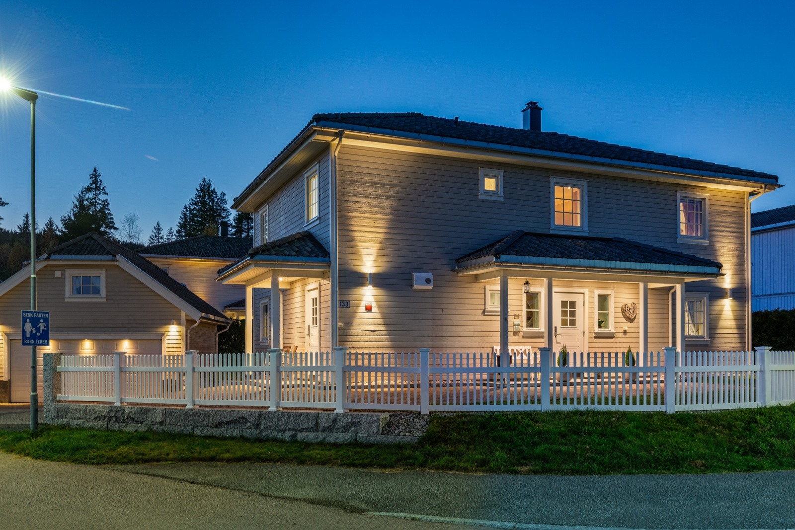 Fasade i kveldssteming Galleribilde