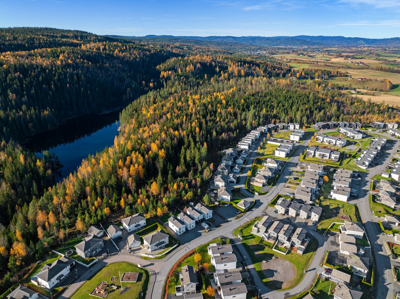 Oversiktsbilde over boligfeltet og Romeriksåsen i bakkant. Galleribilde