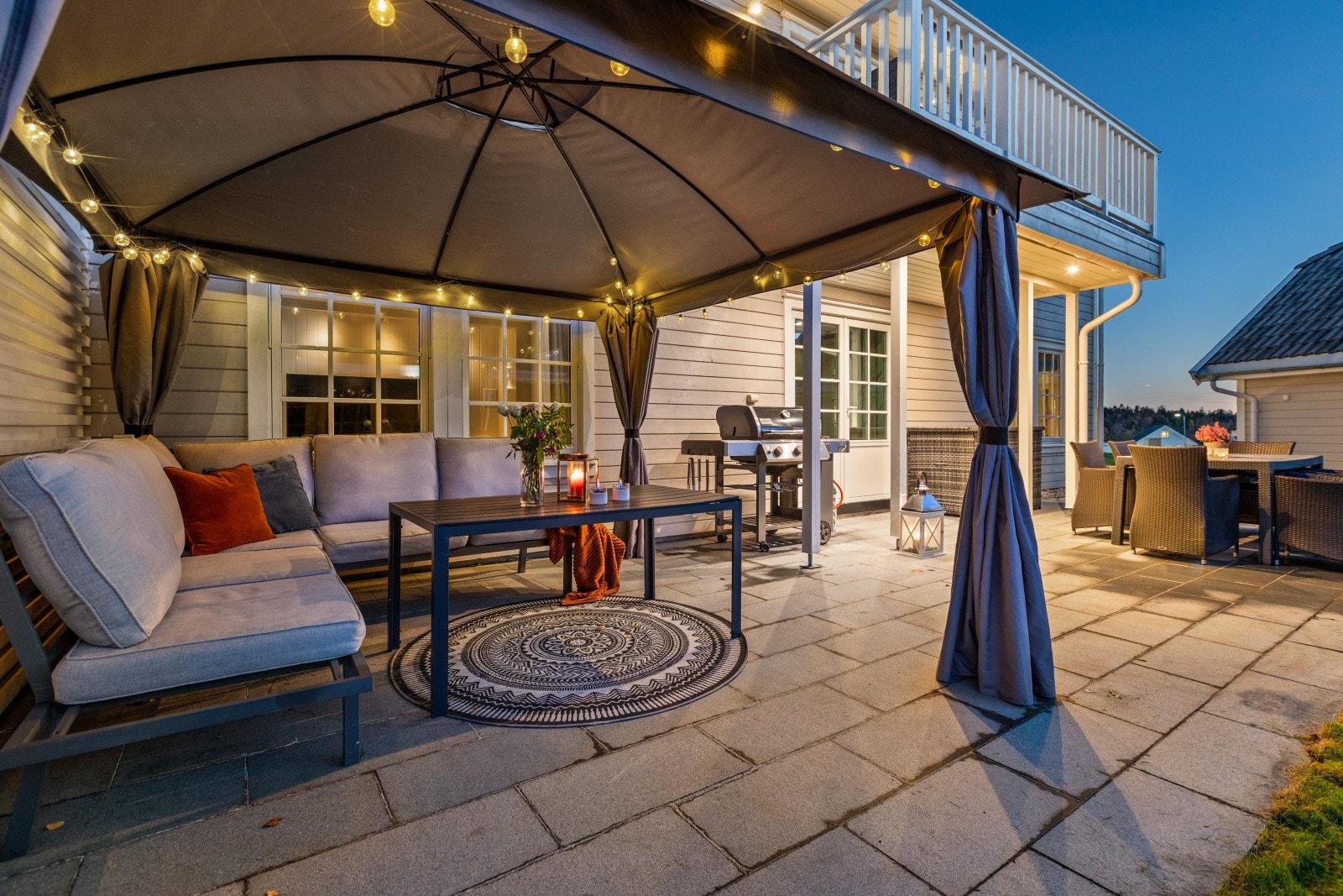 Helstøpt flislagt terrasse med pavilijong Galleribilde