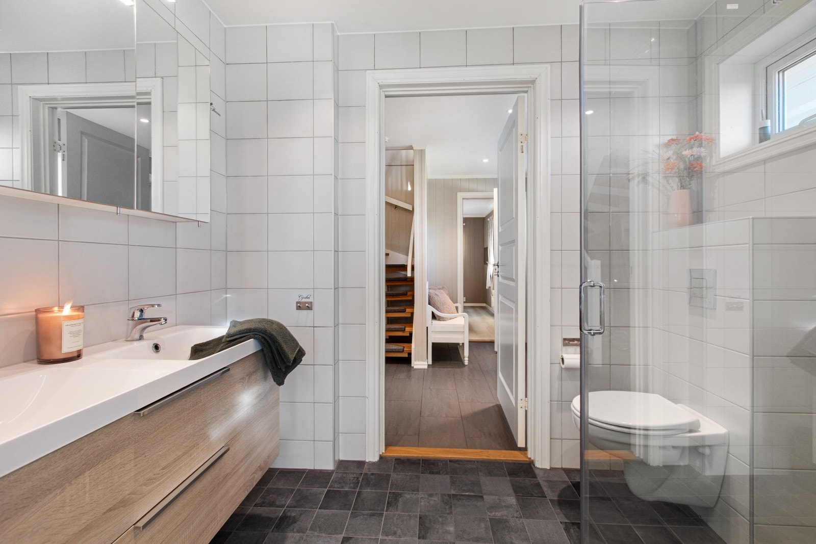 Badet i første etasje ligger i hendig tilknytning til entreèn, og har hvite fliser på
veggene og mørke fliser på gulv med gulvvarme. Galleribilde