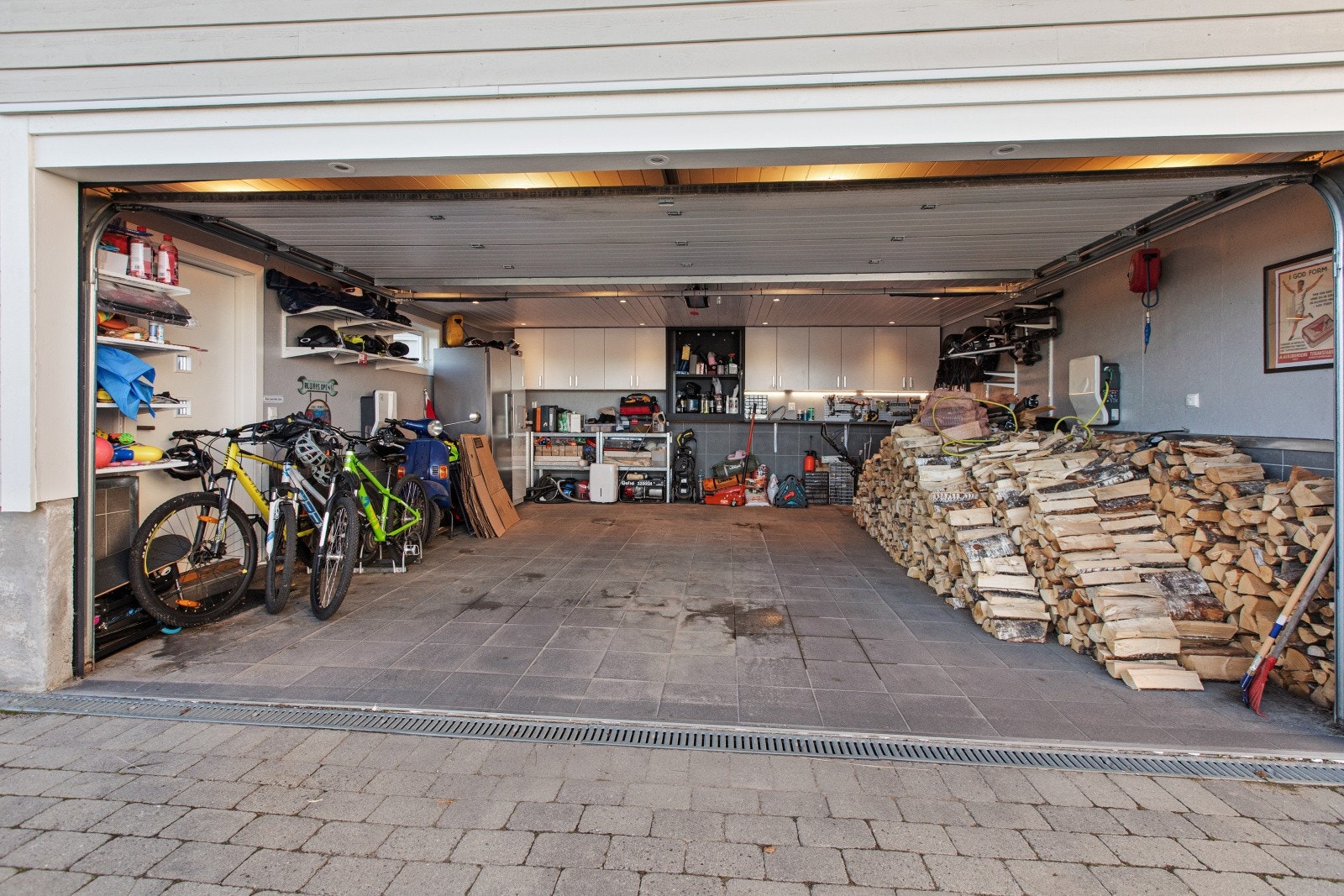 Isolert dobbelgarasje med flislagt gulv og 2 stk ladebokser for EL-bil. Varmekabel i forkant av garasje og opp til inngangsparti til vaskerom. Galleribilde