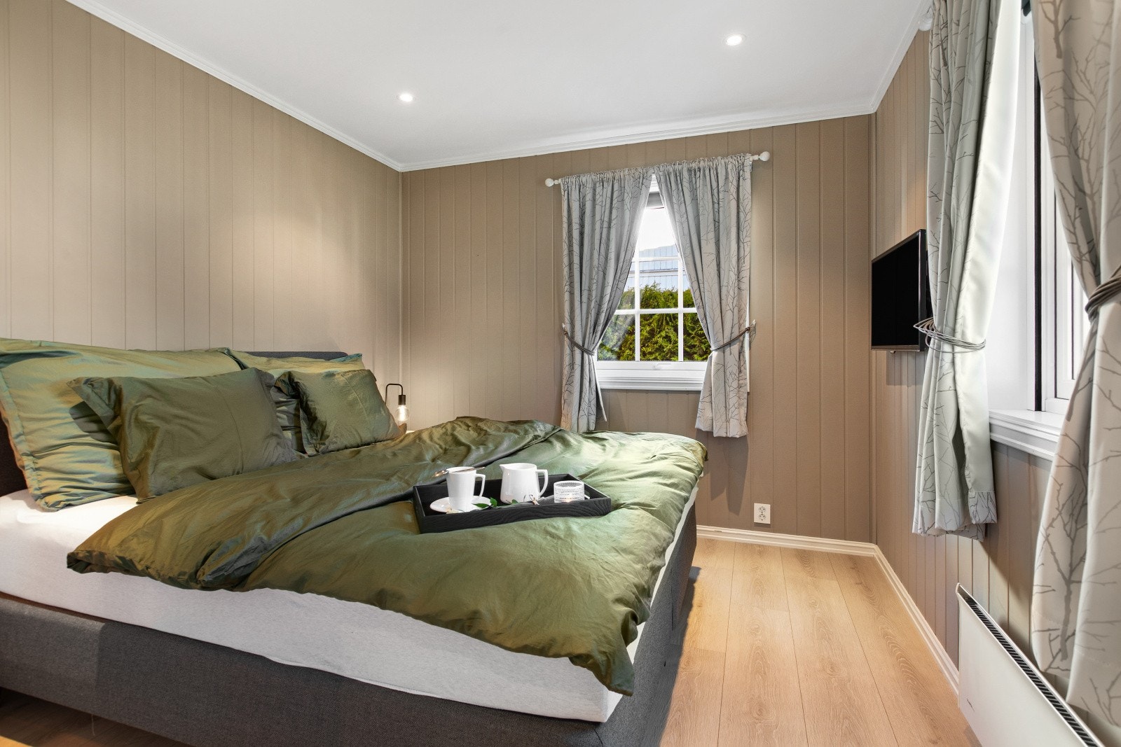 Soverom i første etasje har 2 stk skyvedørsgarderober og down-lights belysning i himling. Galleribilde