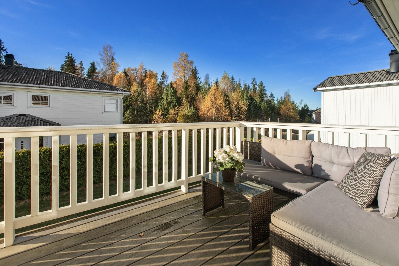 Romslig balkong med utsikt over hagen og nabolaget Galleribilde