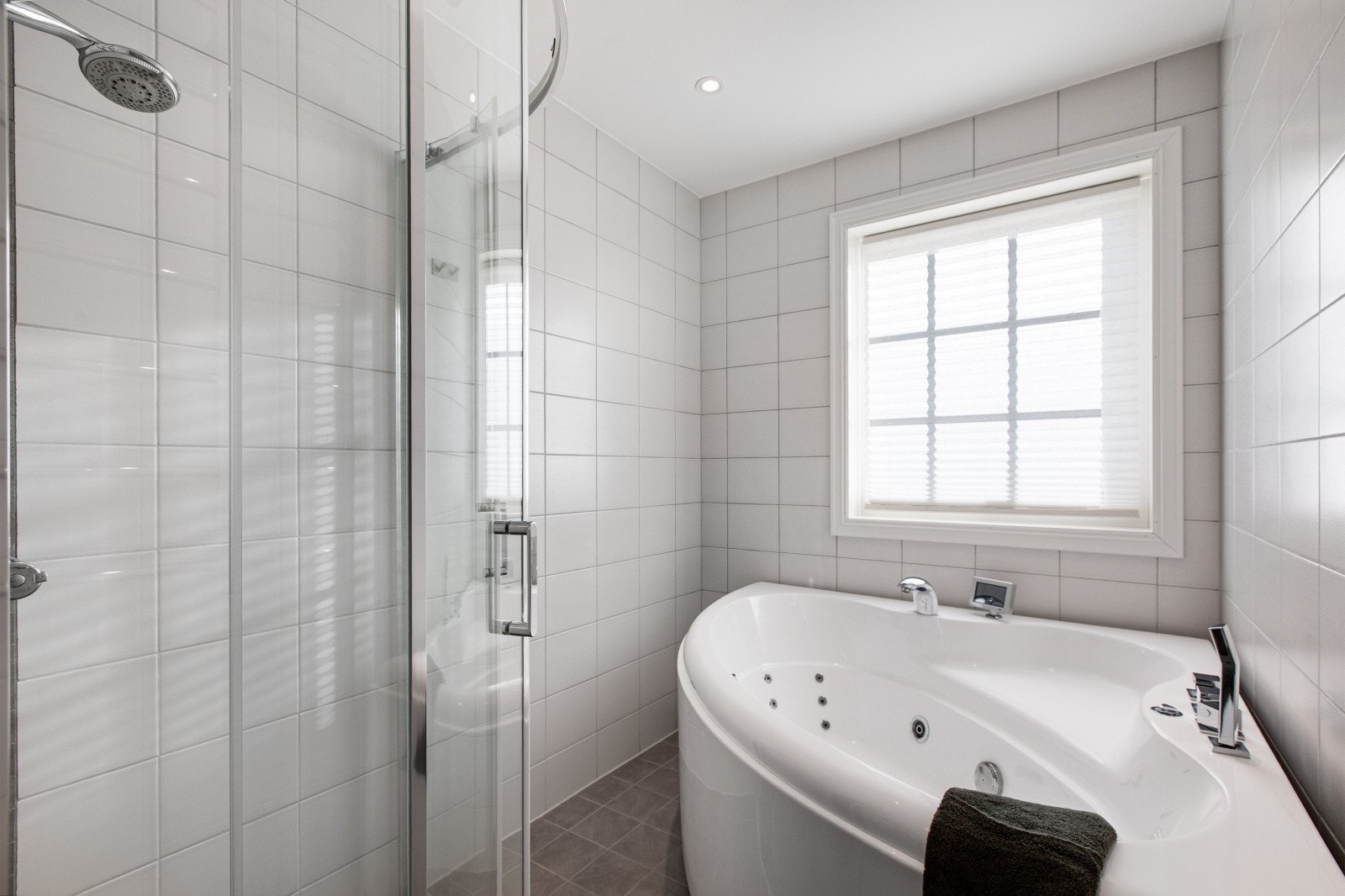 Badet i andre etasje har separat sone for dusjnisje og flott hjørne massasjekar, samt down-lights belysning og lydanlegg i himling Galleribilde