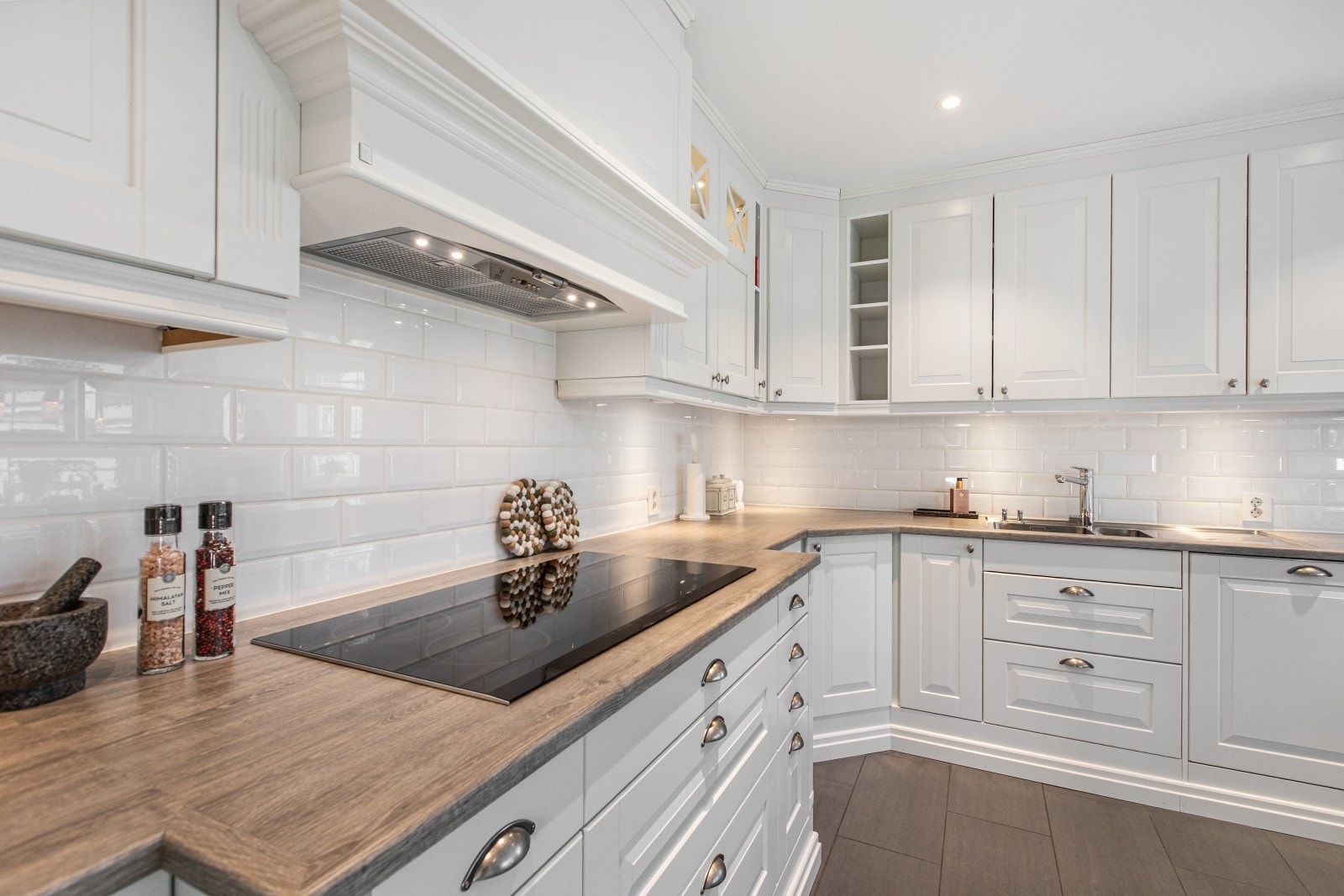 Kjøkkenet er i herrgårdsstil med skult lydanlegg og down-lights belysning Galleribilde