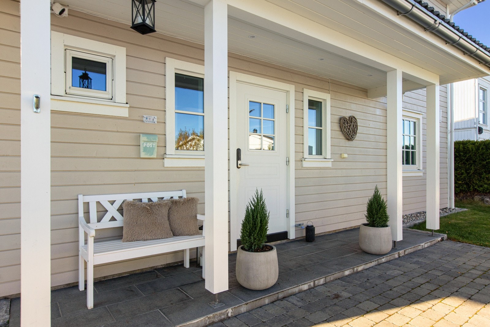 Eneboligen har et pent, overbygd inngangsparti med takmontert utebelysning. Galleribilde