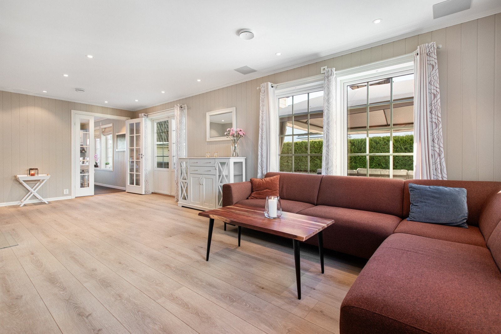 Lys og luftig stue med fine og lune fargevalg. Galleribilde