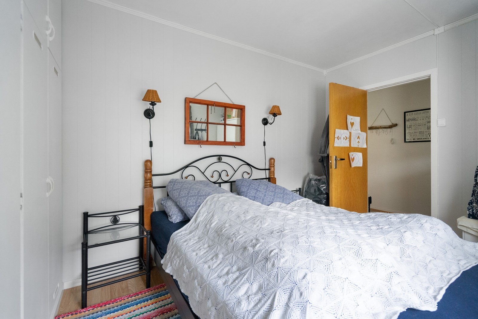 Romslig soverom med faste garderobeskap og plass til dobbeltseng Galleribilde