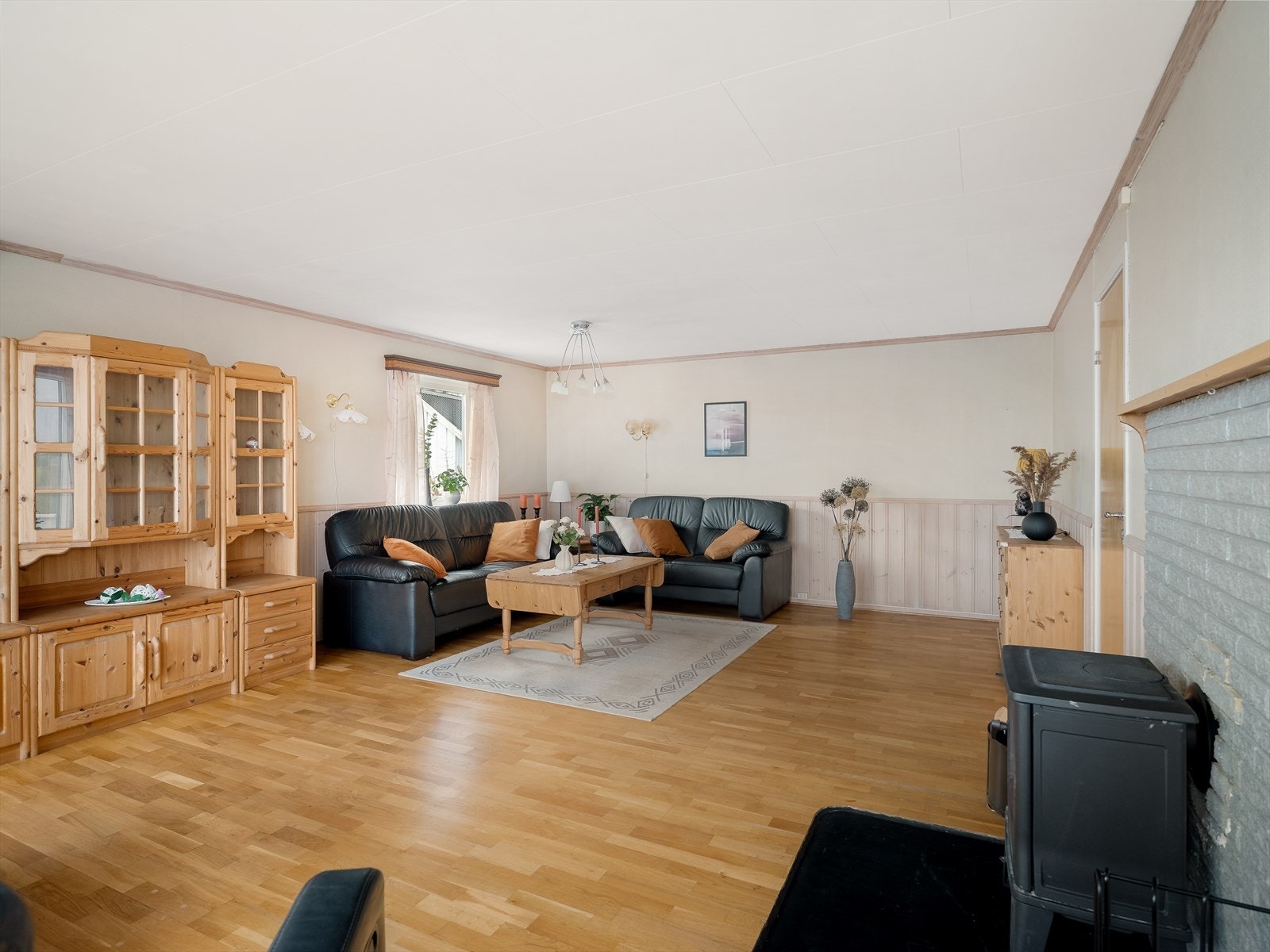 Lys og trivelig stue med både vedfyring og varmepumpe Galleribilde