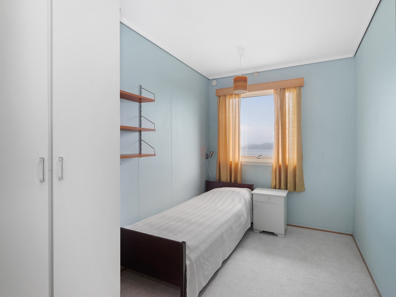 Soverom med gode oppbevaringsmuligheter Galleribilde