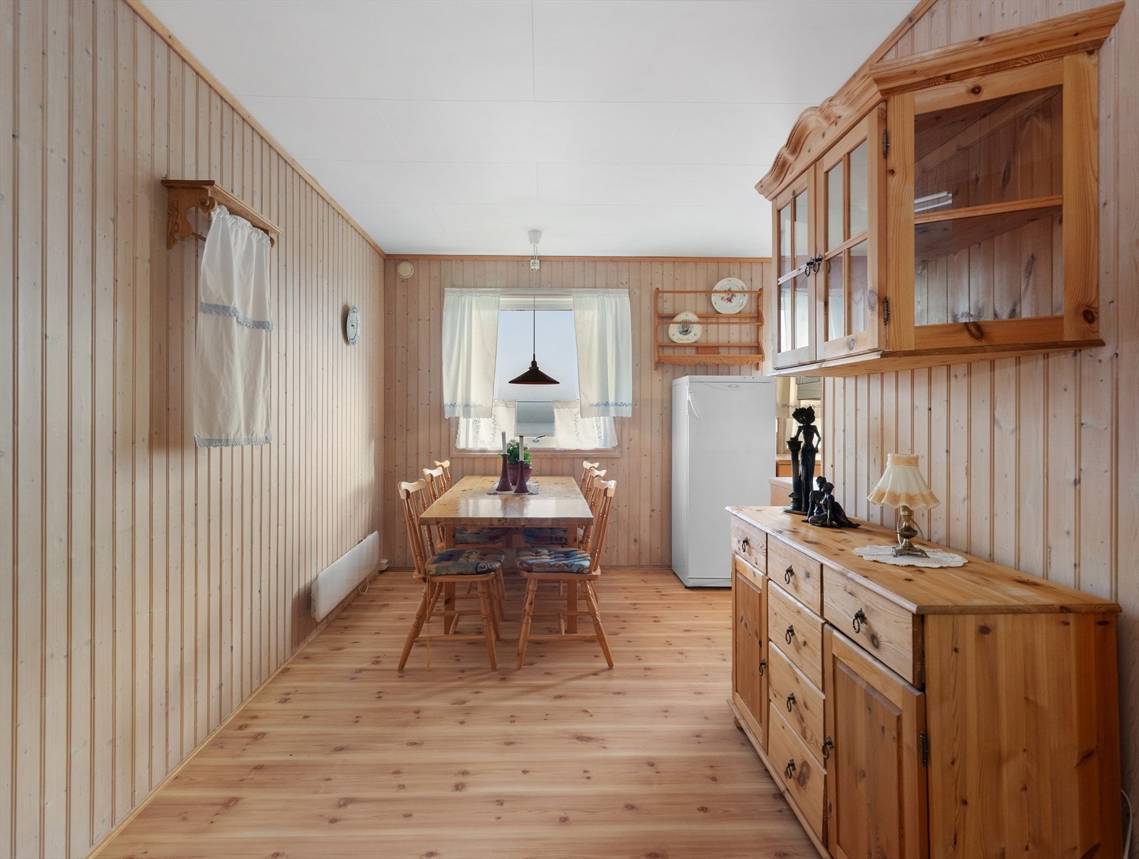 Kjøkkenet har en romslig spiseplass som inviterer til både hverdagskos og middagsselskap Galleribilde