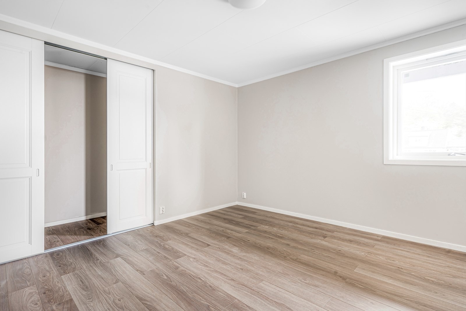 Hovedsoverommet i har gulvvarme, er av god størrelse med fin plass til dobbeltseng og praktisk garderobe/liten bod med skyvedører Galleribilde