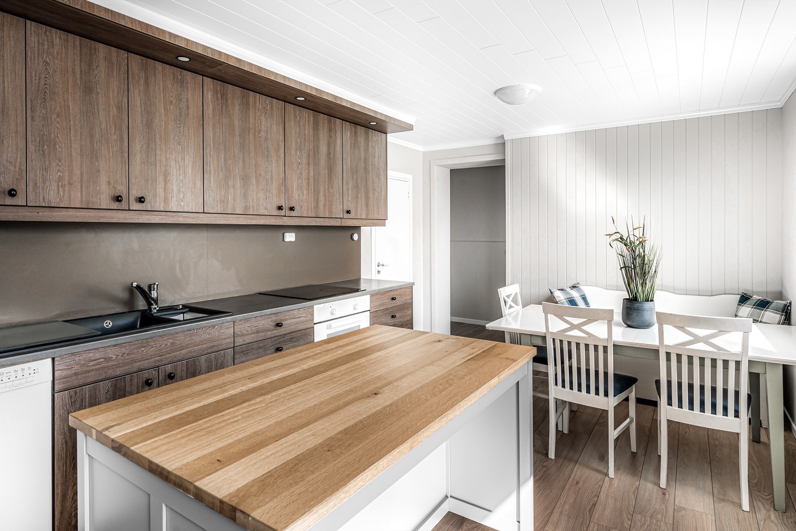 Kjøkken med kjøkkenøy, integrert oppvaskmaskin, platetopp og stekeovn. Ventilator med avtrekk ut. Galleribilde